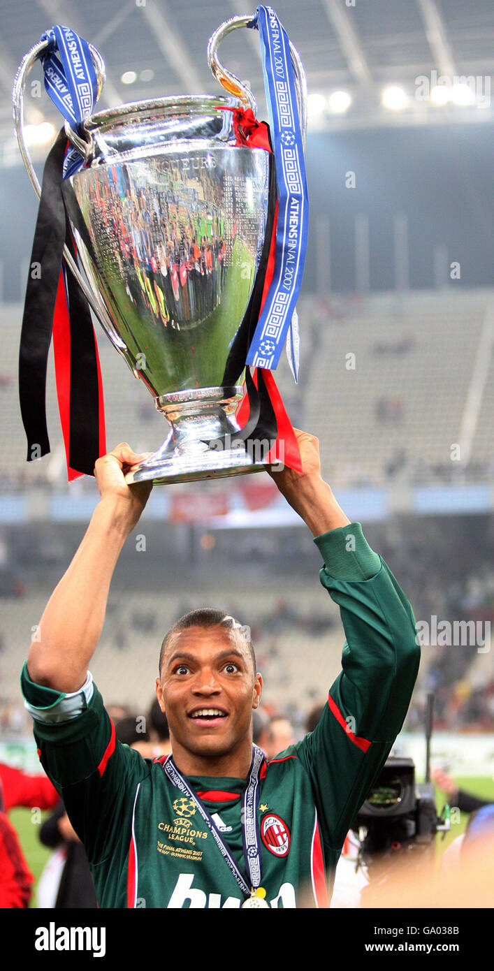 AC Mailand Torhüter Dida feiert mit der Trophäe das Champions League Finale gegen Liverpool im Athener Olympiastadion, Athen, Griechenland. Stockfoto