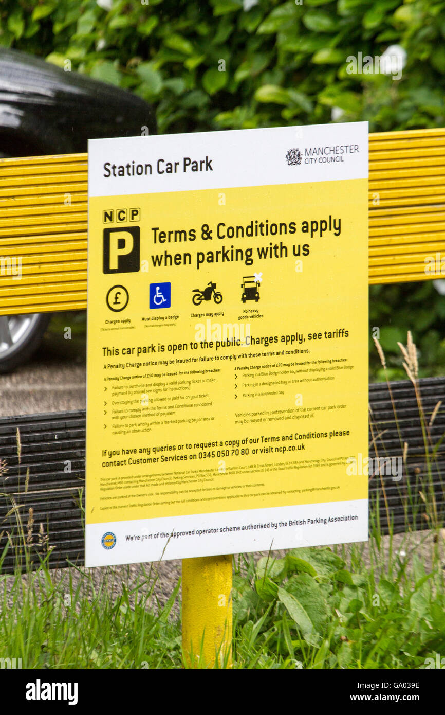 Tellow Schild mit allgemeinen Geschäftsbedingungen bei NCP Parkplatz im Besitz von Manchester City Council. Stockfoto