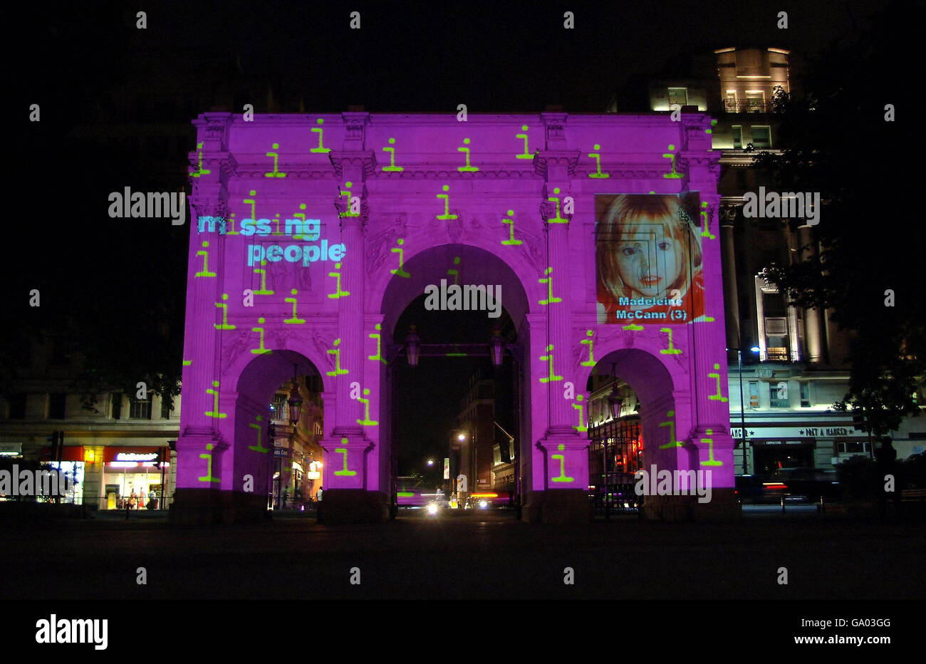 Das Gesicht der vermissten dreijährigen Madeleine McCann wird auf Marble Arch im Zentrum von London projiziert, um den Internationalen Tag der vermissten Kinder und die Rebranding-Organisation für die vermissten Menschen zu markieren. Stockfoto