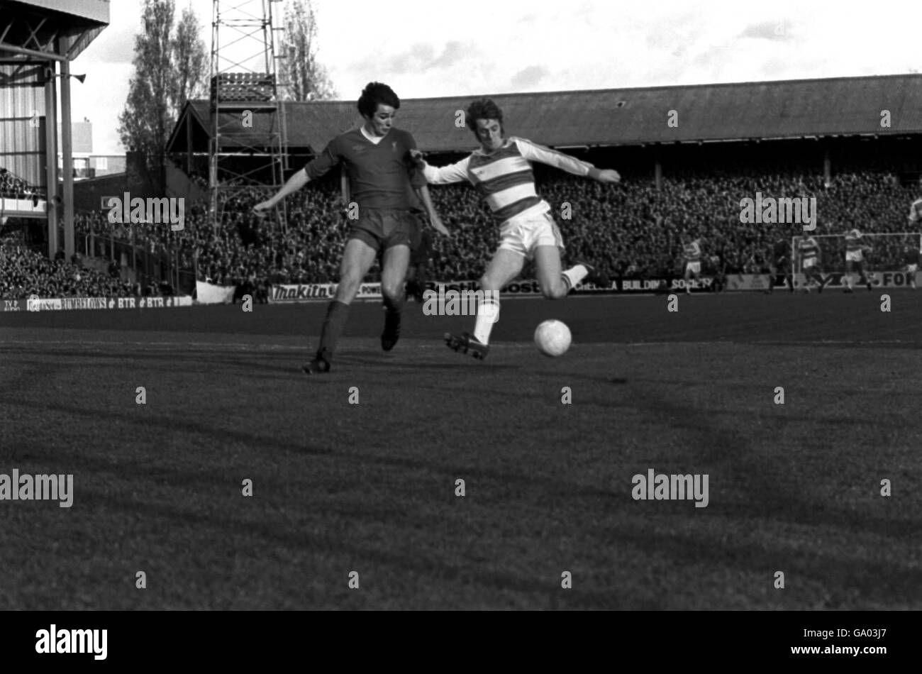 Stan Bowles (r) von Queens Park Rangers hält Liverpools Alan fern Hansen (l) Stockfoto