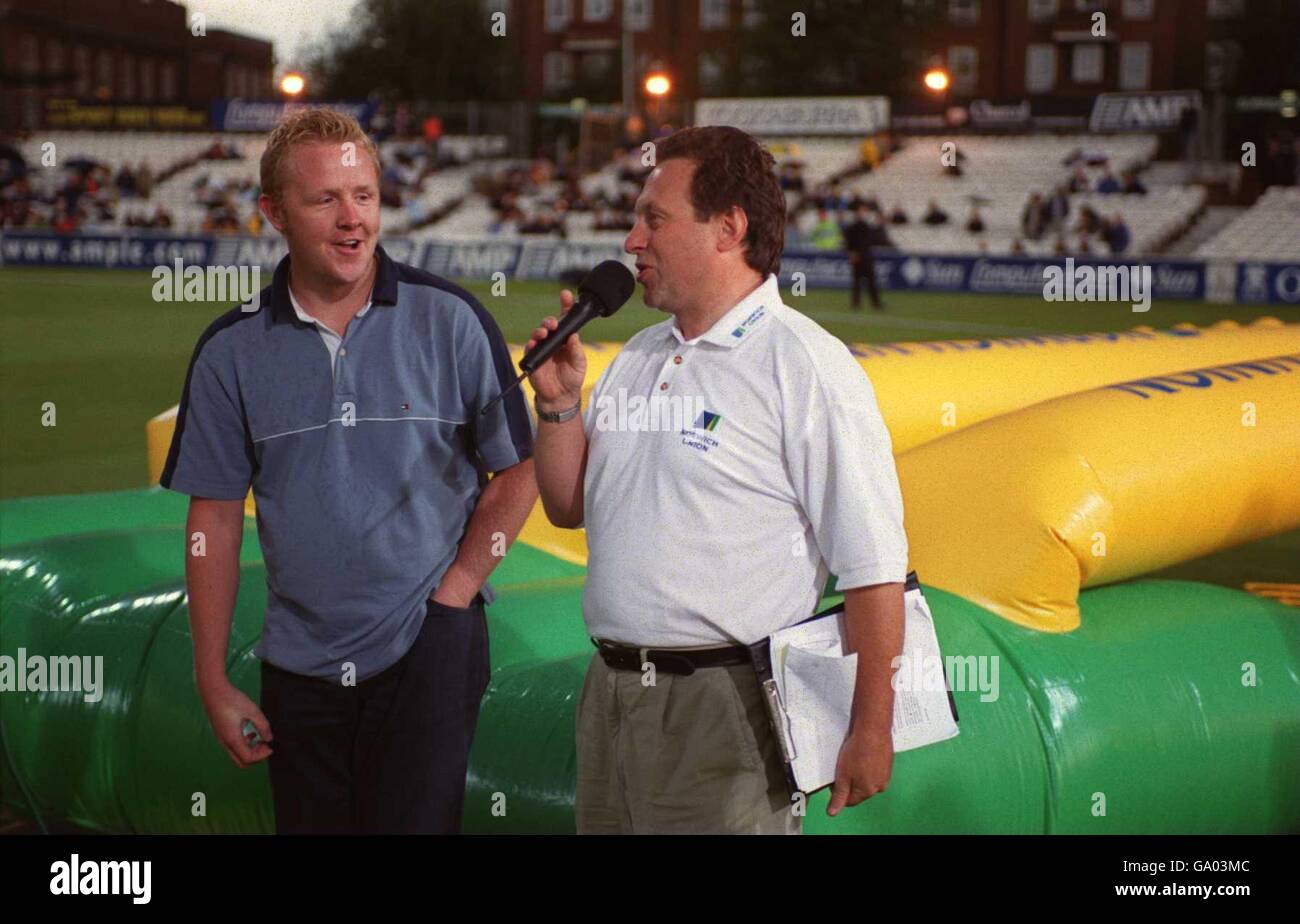 Cricket - Norwich Union League Division One - Surrey Lions gegen Yorkshire Phoenix. Der Ansager spricht mit der Menge von draußen auf dem Spielfeld Stockfoto