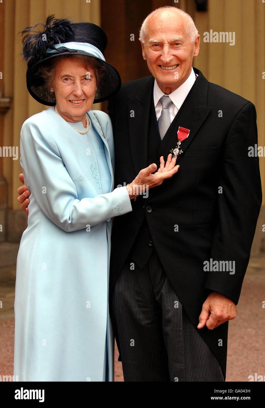 John Barrett, ehemaliger "Stimme von Wimbledon", mit Frau Angela Mortimer, die 1961 Wimbledon Tennis Damen Einzel-Champion, nachdem er seine MBE von der Prince of Wales bei einer Investitur Zeremonie im Buckingham Palace heute abgeholt. Stockfoto