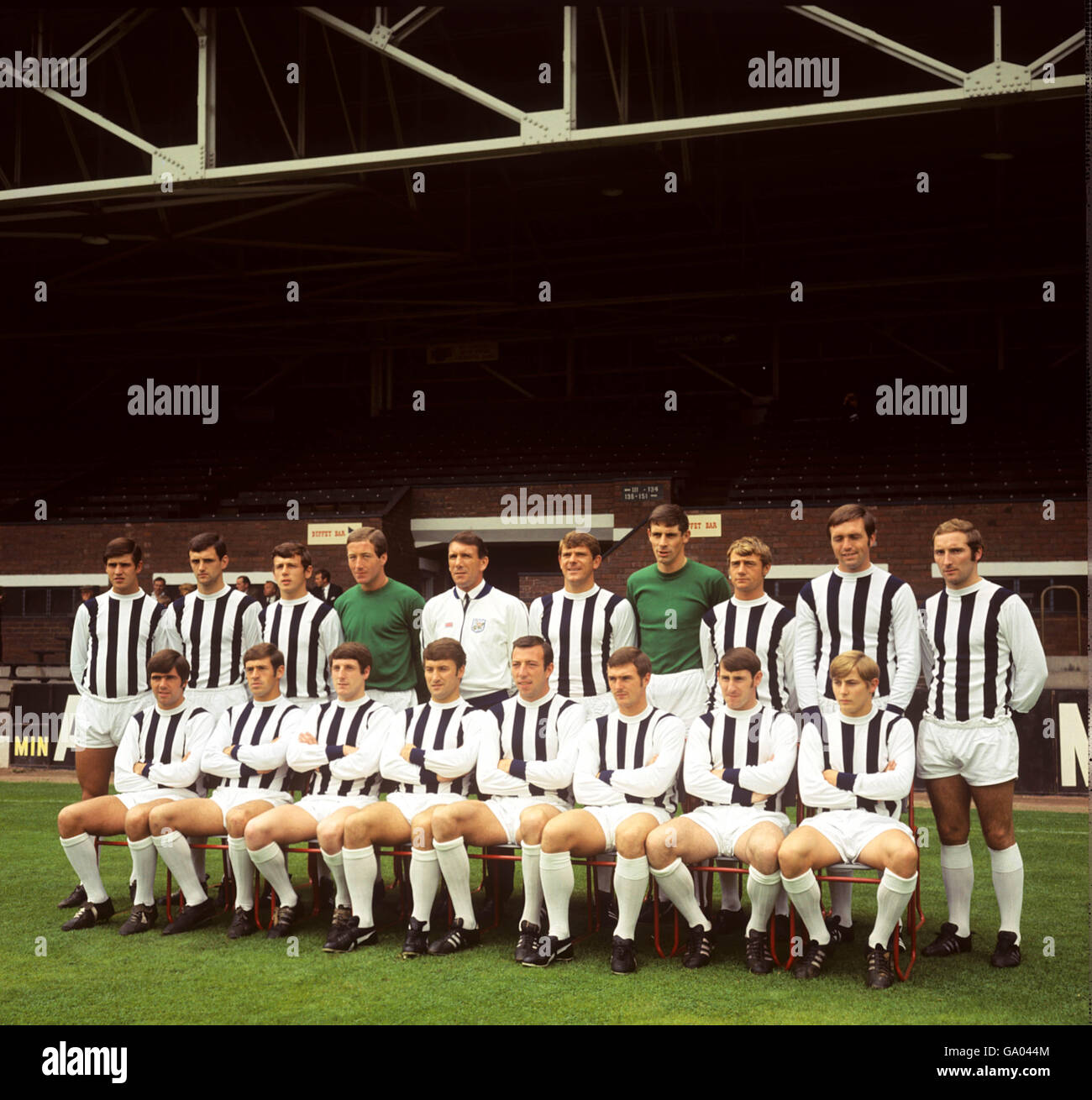 West Bromwich Albion 1. Mannschaftskader: Back Row: G. Lovett, E. Colquhoun, R. Wilson, R. Shepard, S. Williams (Trainer), J. Kay, J. Osbourne, C. Clark, J. Astle, D. Clarke Front Row: R. Hope, D. Fraser, A. Brown, G. Williams (Capt), J. Talbut, I. Collard, R. Rees, A. Hartford Stockfoto