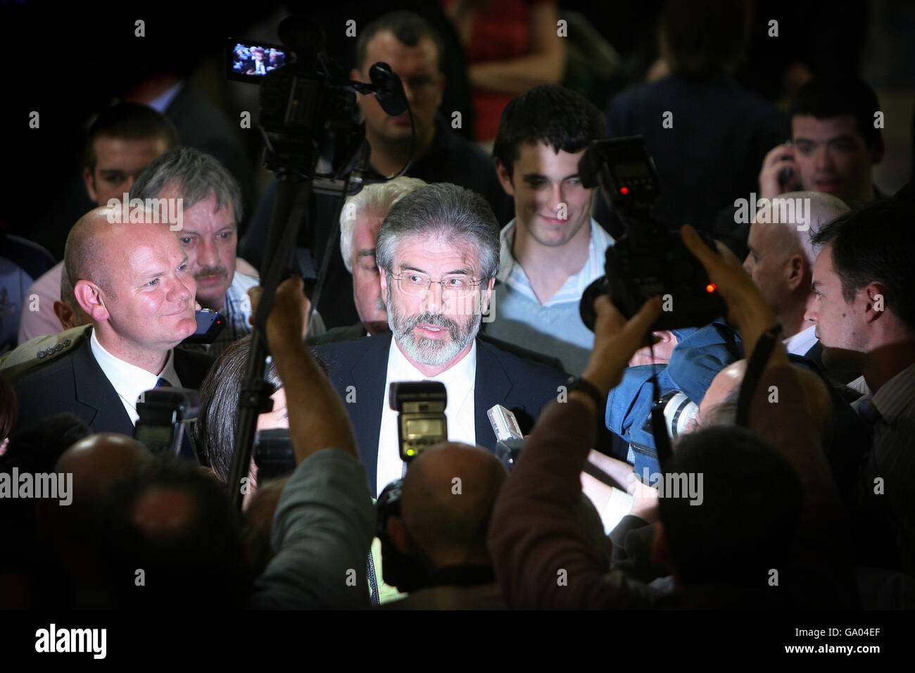Sinn Feins Gerry Adams auf dem Weg zur irischen Parlamentswahl zählt bei der RDS in Dublin. Stockfoto