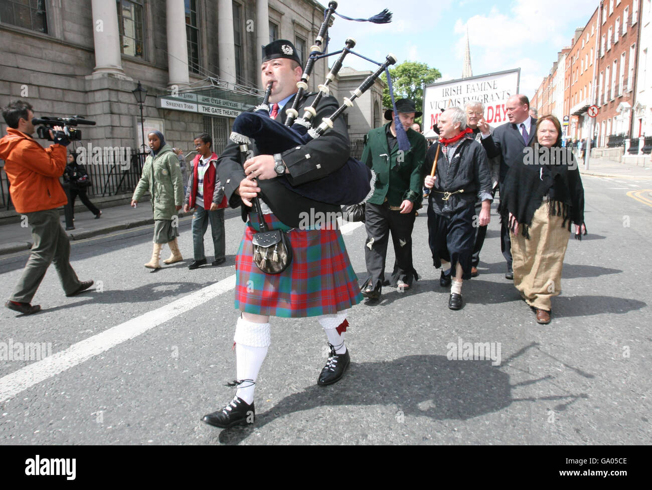 Das in Tallaght ansässige Komitee zur Erinnerung an irische Hungeropfer während ihrer heutigen Prozession vom Garten der Erinnerung auf dem Parnell Square zu den Hungerskulpturen am Custom House Quay in Dublin. Stockfoto