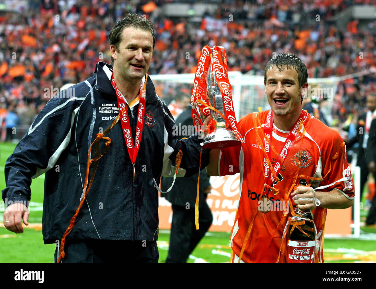 Fußball - Coca-Cola Football League One - Play-Off-Finale - Yeovil Town / Blackpool - Wembley. Blackpools Manager Simon Grayson mit man of the Match Keigan Parker. Stockfoto