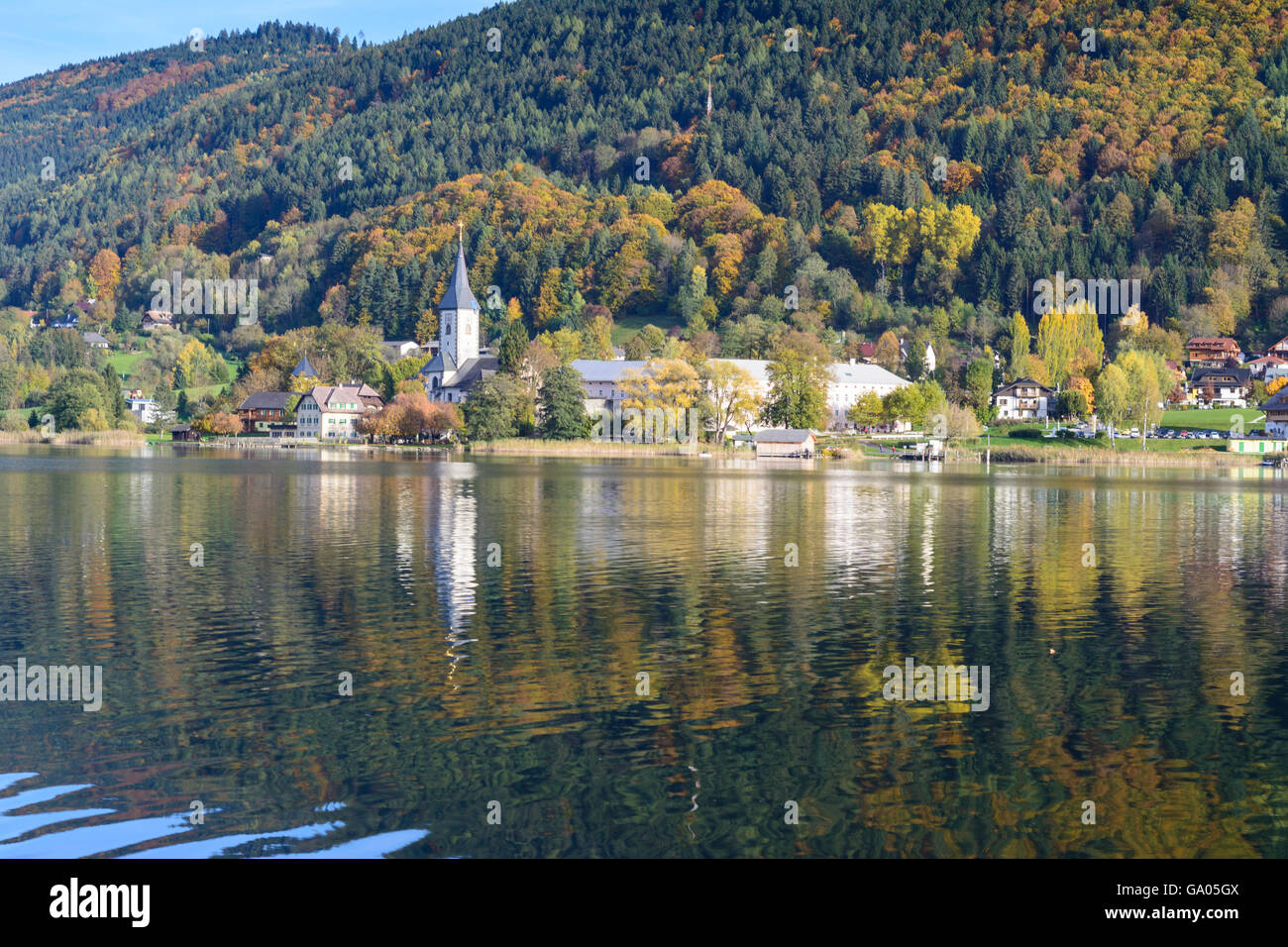 Blick über den Ossiacher See in die Stadt Ossiach mit Kloster Ossiach, Ossiach, Österreich, Kärnten, Carinthia, Stockfoto