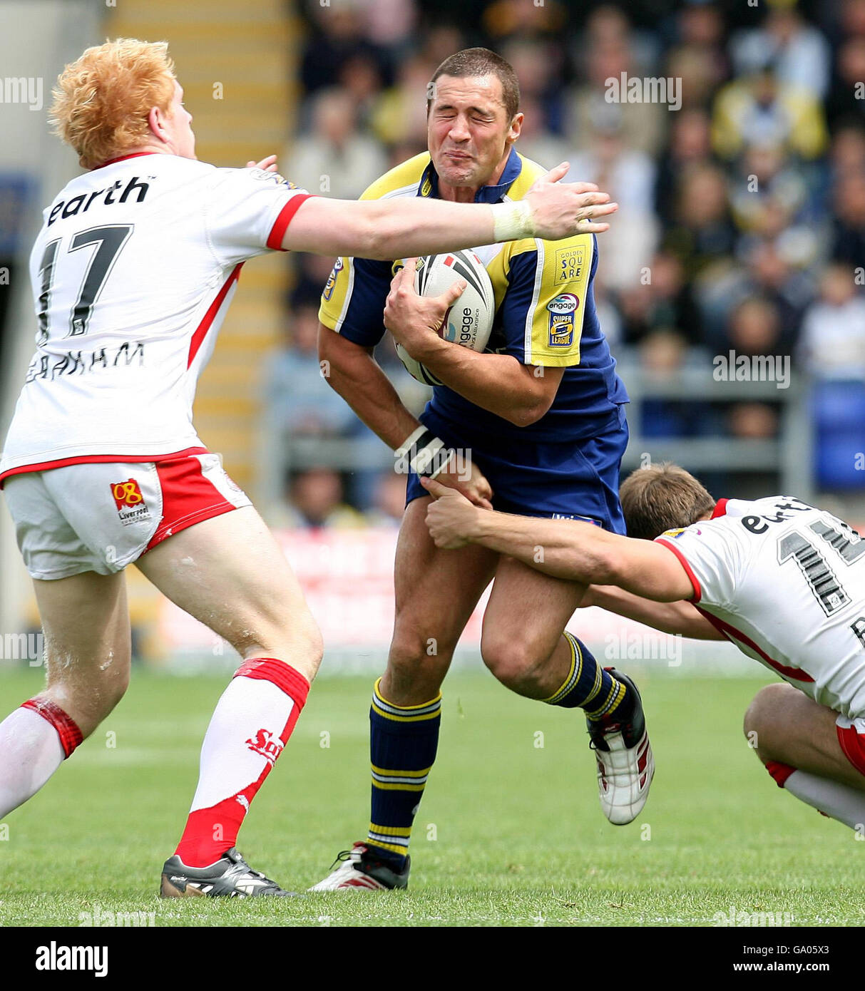 Warrington's Vinnie Anderson wird von St Helens' James Graham (links) und James Roby während des Engage Super League Spiels im Halliwell Jones Stadium, Warrington, angegangen. Stockfoto