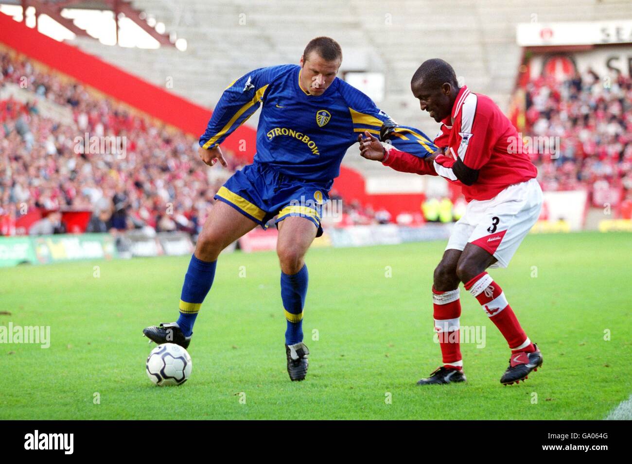 Chris Powell (r) von Charlton Athletic wird auf Armlänge gehalten Von Mark Viduka von Leeds United (l) Stockfoto