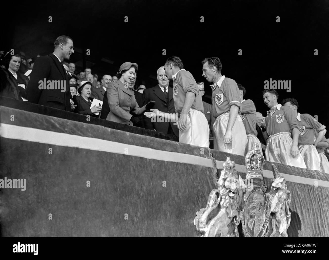 Stanley Matthews von Blackpool sammelt die Medaille des FA Cup-Gewinners von Königin Elizabeth II., nachdem sie den Sieg seines Teams im Jahr 4-3 inspiriert hatte Im Finale Stockfoto