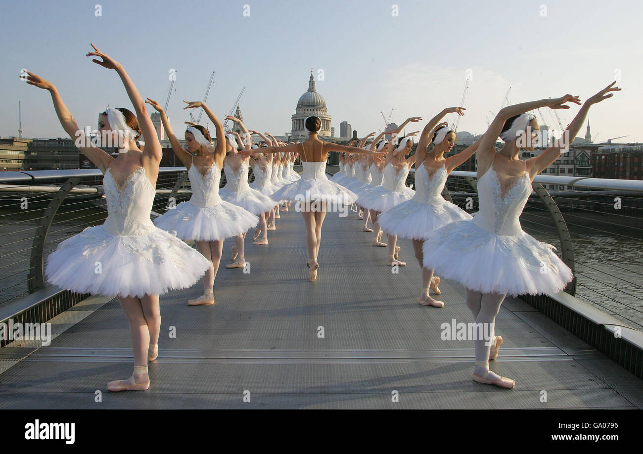 Swan Lake Ballerinas auf der Millennium Bridge. 20 Milliarden von Lotteriespielern für gute Zwecke gesammelt. Stockfoto