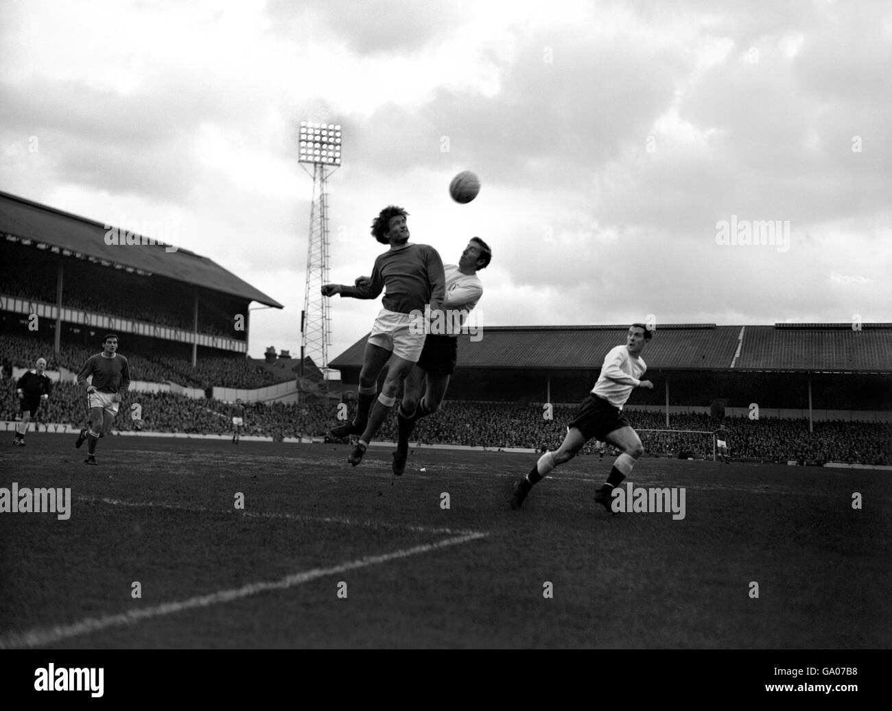 Tommy Wright (l) in Aktion für Everton duelliert sich mit Cliff Jones (Spurs) um den Ball, während Alan Mullery (Spurs) anschaut. Das Spiel in der White Hart Lane endete mit einem Unentschieden von 2-2. Stockfoto