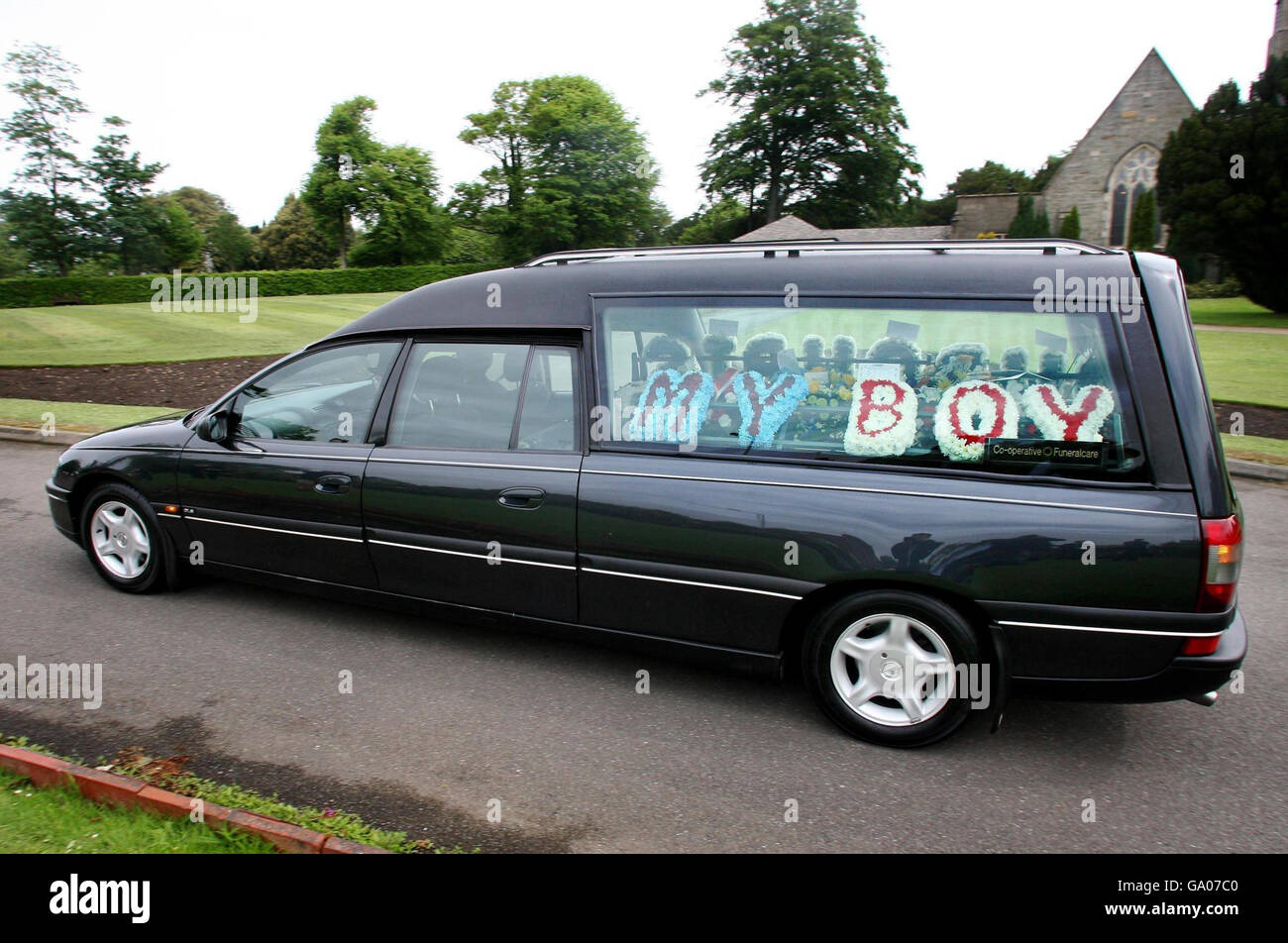 Ein Leichenwagen kommt zum Hastings Crematorium in Hastings, Sussex, für die Beerdigung von Chris Leppard, der vor kurzem starb, nachdem er an Prader Willi Syndrom litt. Stockfoto