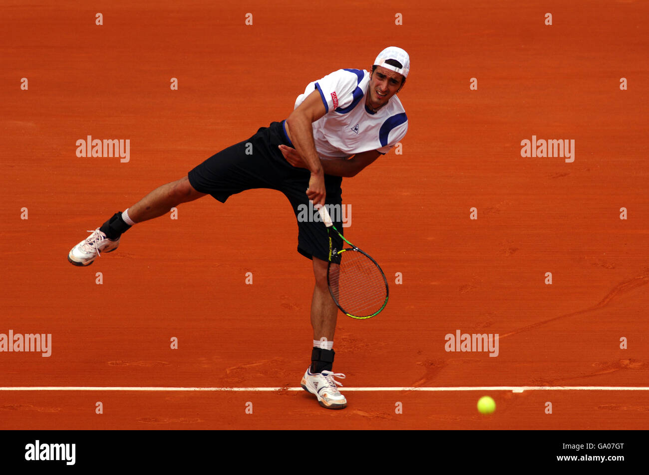 Tennis - 2007 French Open - Tag Sechs - Roland Garros. Potito Starace im Einsatz gegen Roger Federer Stockfoto