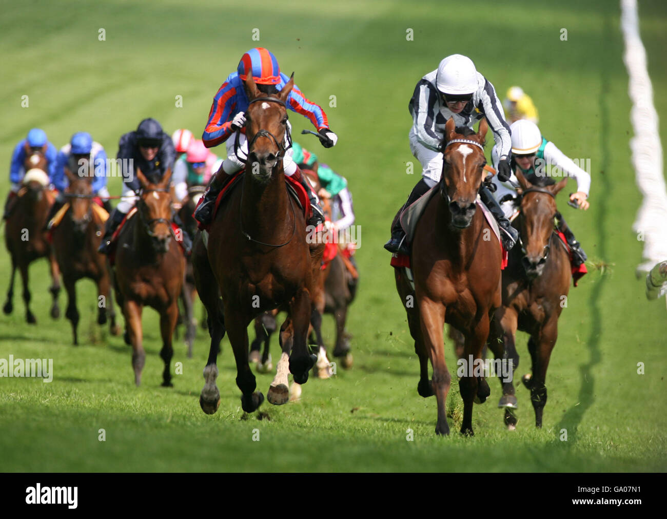 Light Shift (rechts) mit Ted Durcan kommt nach Hause Gewinnen Sie die Vodafone Oaks mit Peeping Fawn von Martin geritten Dwyer (links) auf Platz zwei Stockfoto