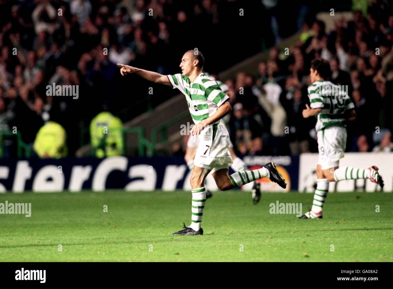 Fußball - UEFA Champions League - Gruppe E - Celtic / FC Porto. Henrick Larsson von Celtic feiert das einzige Tor des Spiels Stockfoto