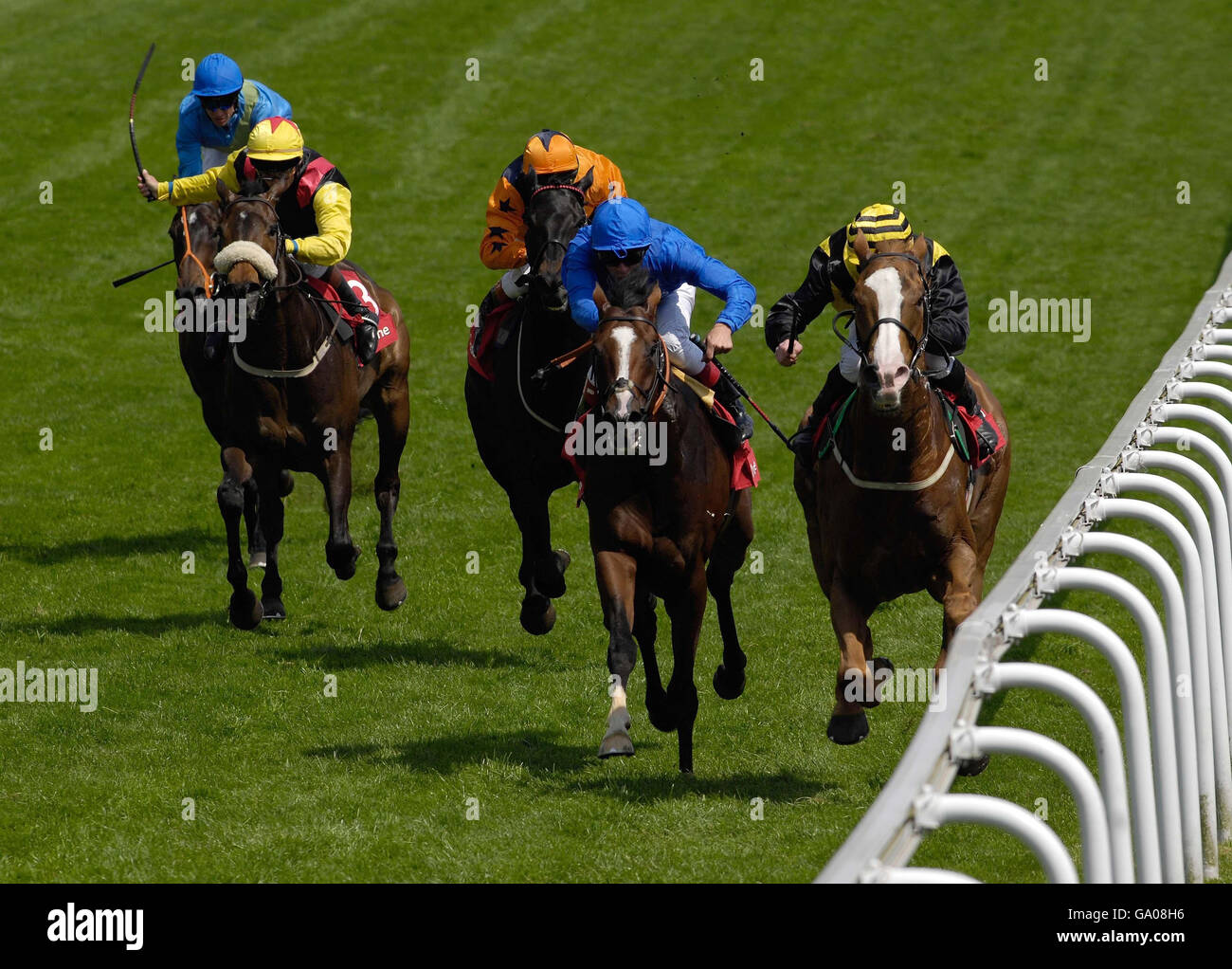 Blythe Knight, geritten von Graham Gibbons (rechts), gewinnt die Vodafone Diomed Stakes auf der Epsom Downs Racecourse, Surrey. Stockfoto