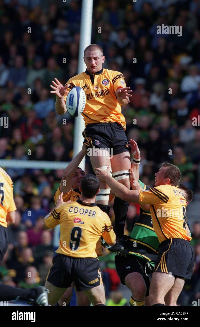 Rugby Union - Zurich Premiership - Northampton Saints / Bath. Bath's Steve Borthwick (oben) gewinnt den Line-Out-Ball Stockfoto