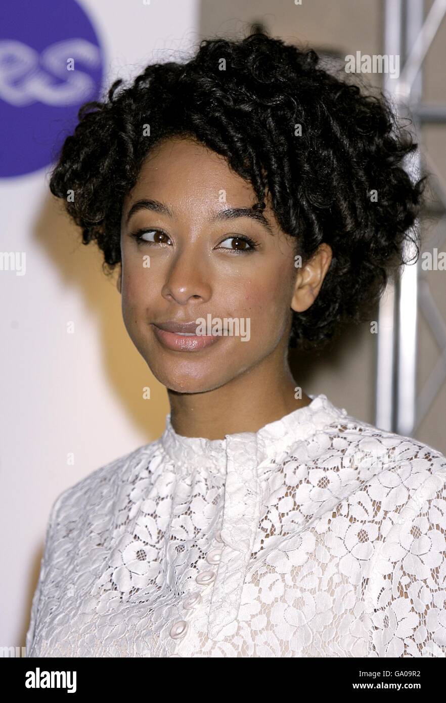 Corrine Bailey Rae kommt für die Ivor Novello Awards im Grosvenor House Hotel im Londoner Zentrum an. DRÜCKEN Sie VERBANDSFOTO. Bilddatum: Donnerstag, 24. Mai 2007. Bildnachweis sollte lauten: Yui Mok/PA Wire Stockfoto