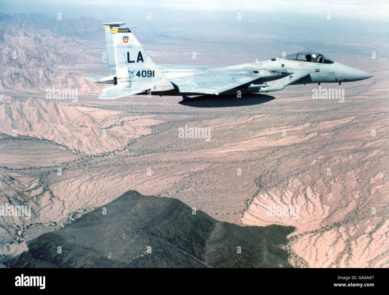 Lockheed C-130 Hercules 64-0533 im Flug, gefangen genommen am 1. November 1965. Aus der Ray Wagner Collection im San Diego Air and Space Museum. Stockfoto