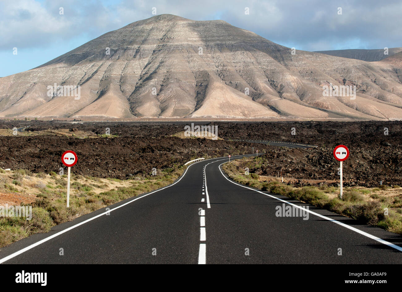 Straße durch den Nationalpark Parque Nacional de Timanfaya, Lava, Vulkane, Lanzarote, Kanarische Inseln, Spanien, Europa Stockfoto