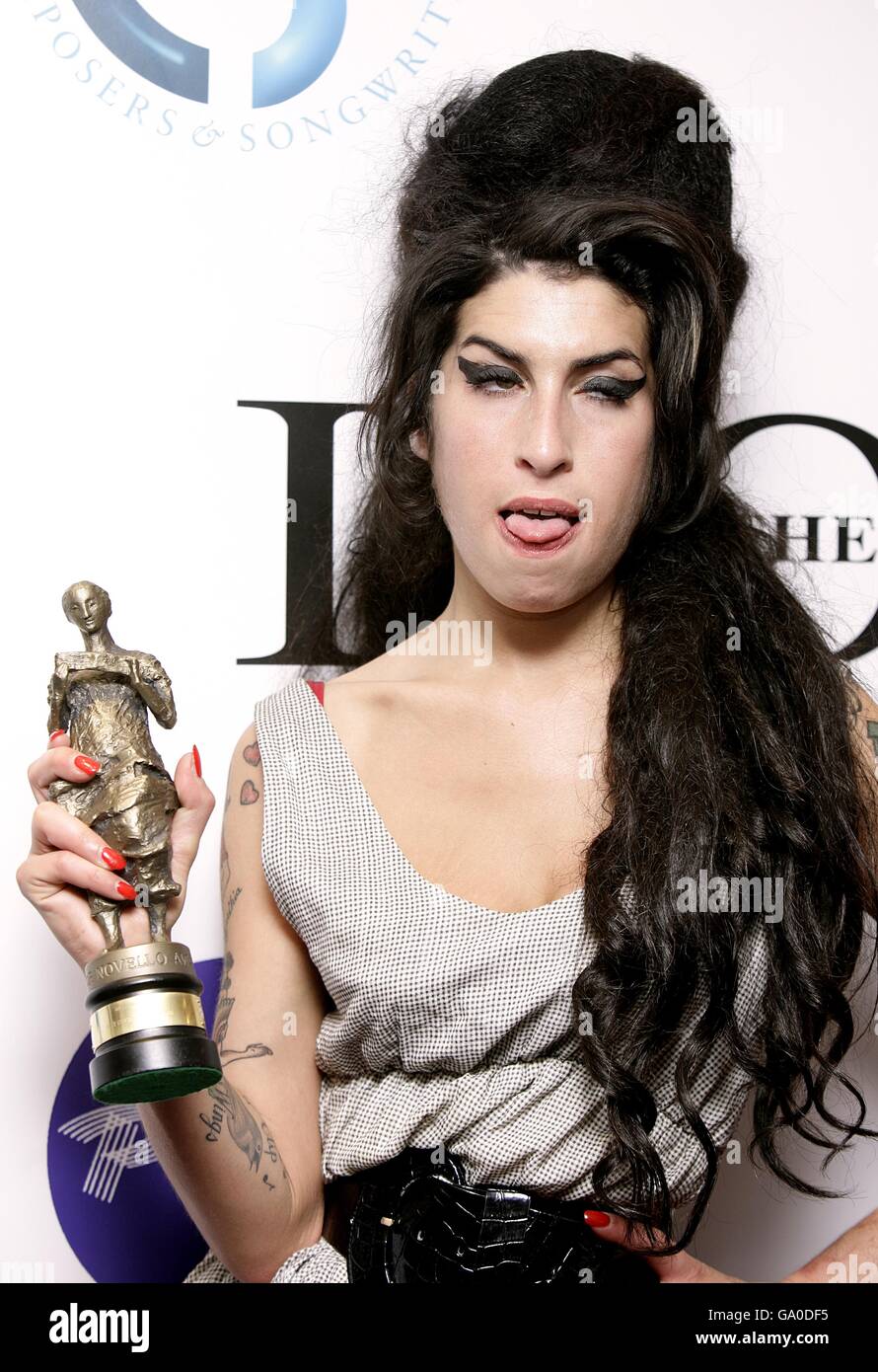 Amy Winehouse gewinnt den Preis für den besten zeitgenössischen Song für ihren Song 'Rehab' bei den Ivor Novello Awards im Grosvenor House Hotel im Londoner Zentrum. DRÜCKEN Sie VERBANDSFOTO. Bilddatum: Donnerstag, 24. Mai 2007. Bildnachweis sollte lauten: Yui Mok/PA Wire Stockfoto