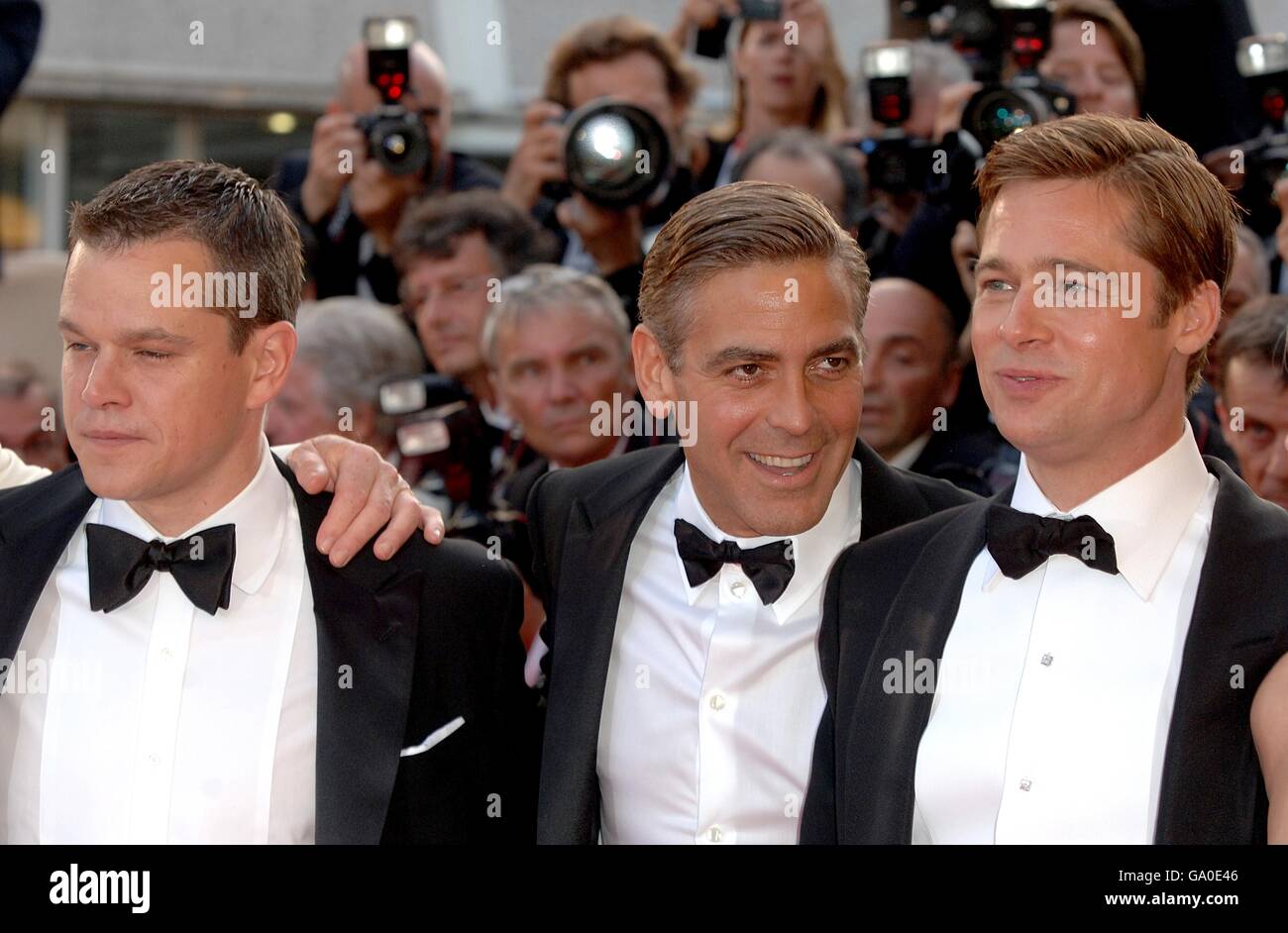 Matt Damon (links), George Clooney (Mitte) und Brad Pitt kommen zur Vorführung von „Ocean's Thirteen“ während der 60. Jährlichen Filmfestspiele von Cannes in Cannes, Frankreich. Bilddatum: Donnerstag, 24. Mai 2007. Das Foto sollte lauten: Ian West/PA Wire Stockfoto