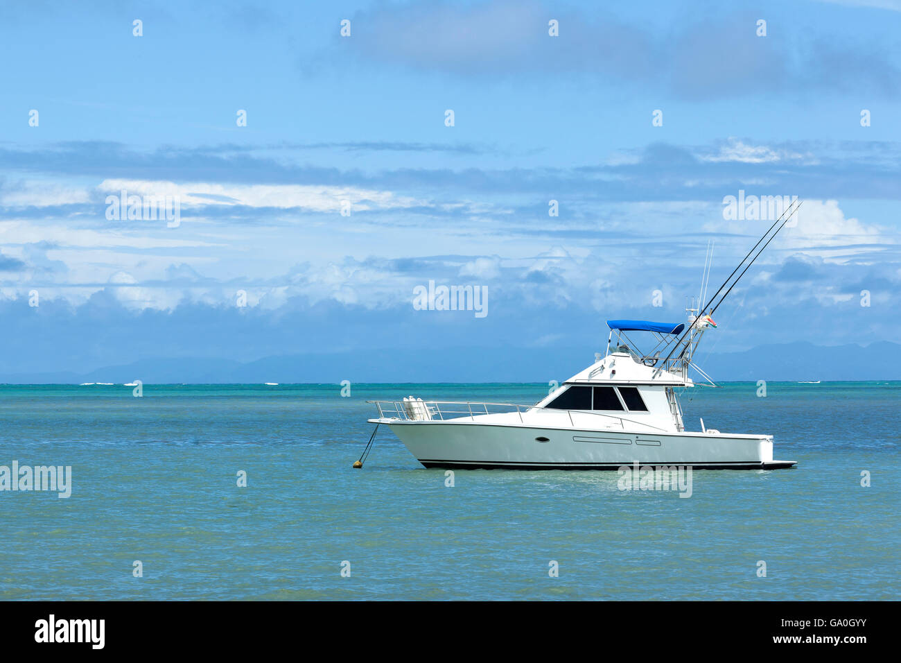Weiße Motorboot am Meer Stockfoto