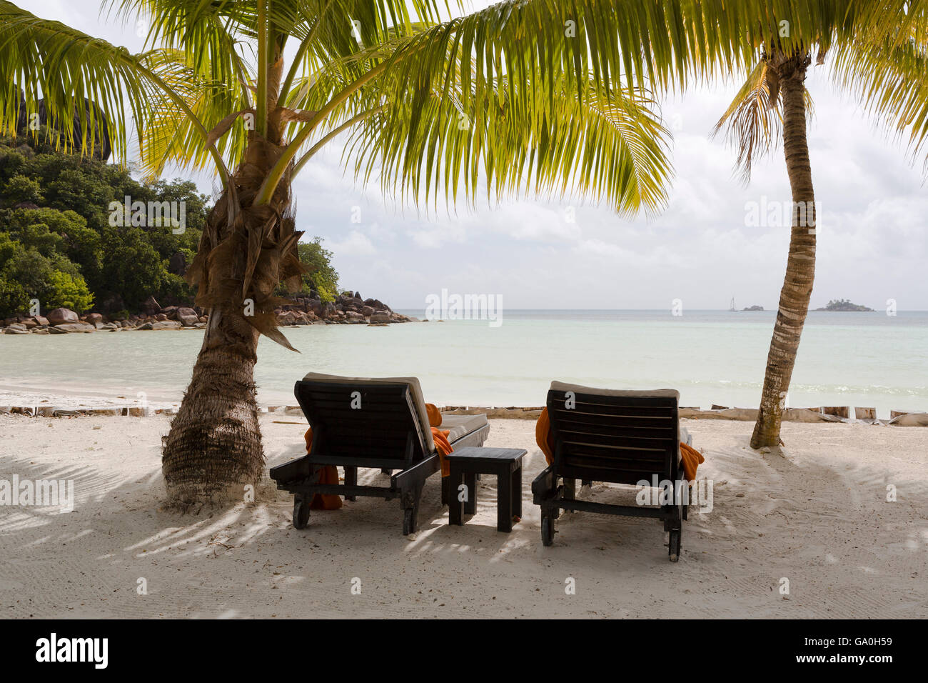 Liegestühle am tropischen Landschaftsblick auf Praslin Island, Seychellen Stockfoto