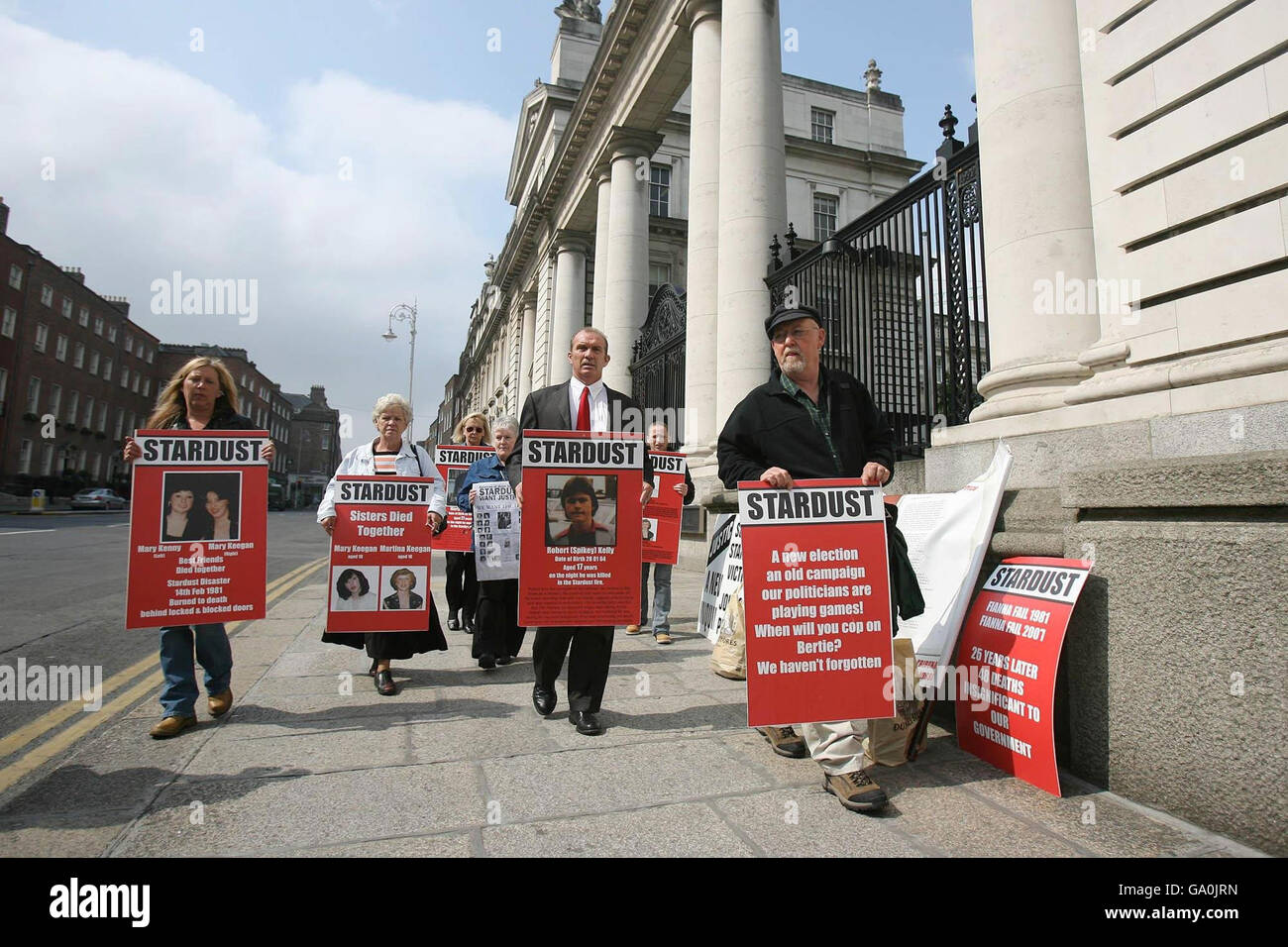 Verwandte von denen, die bei der Stardust-Katastrophe starben, streiken die letzte Kabinettssitzung des 29. Dail in Dublin. Stockfoto