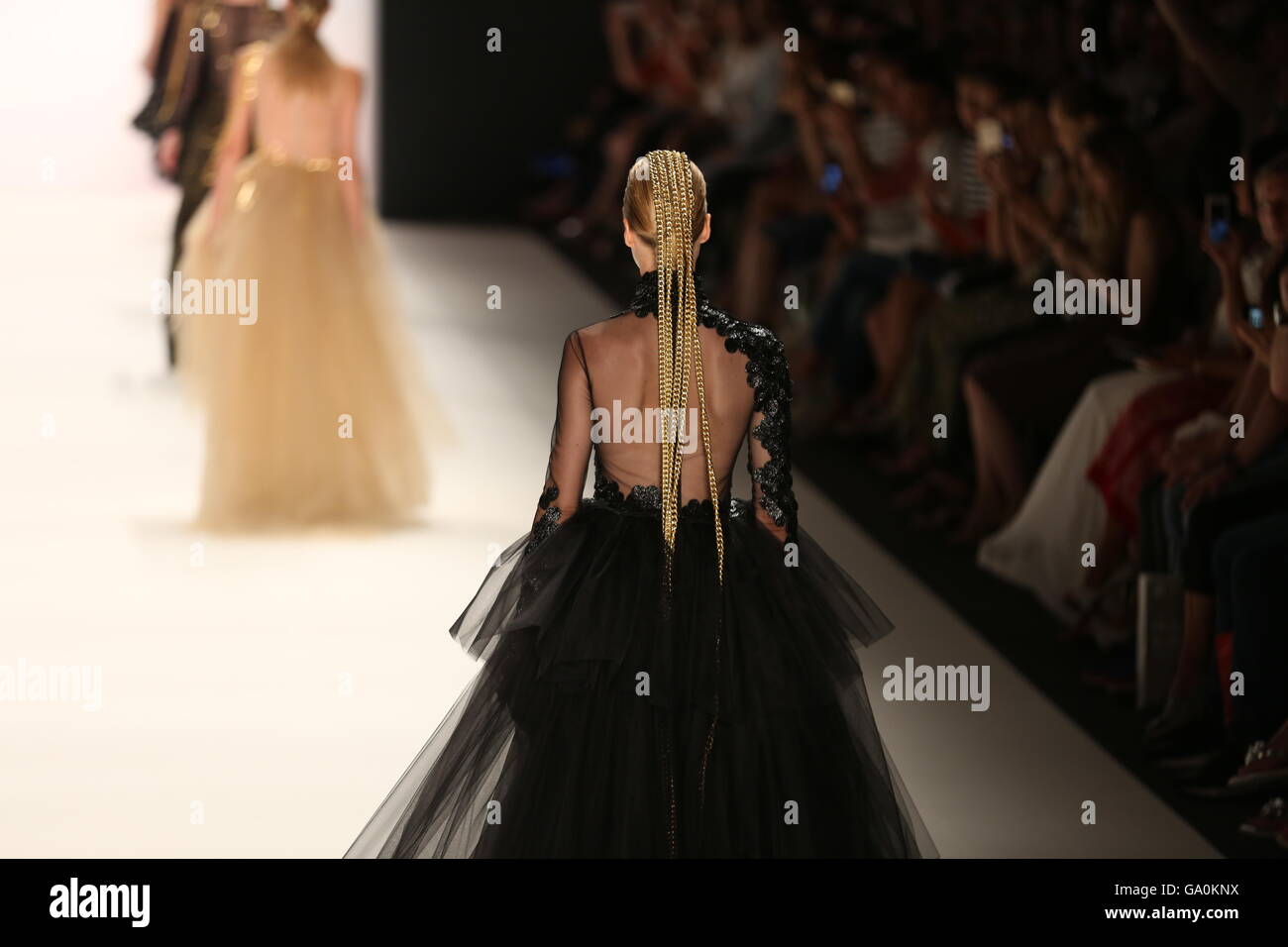 Berlin, Deutschland. 1. Juli 2016. Model trägt die Sammlung von Irene Luft während der Laufsteg in der Erika-Hess-Eisstadion in Berlin-Wedding. Zahlreiche Labels nehmen Teil an der deutschen Fashionweek für 2017 Frühjahr/Sommer-Saison. Bildnachweis: Simone Kuhlmey/Pacific Press/Alamy Live-Nachrichten Stockfoto