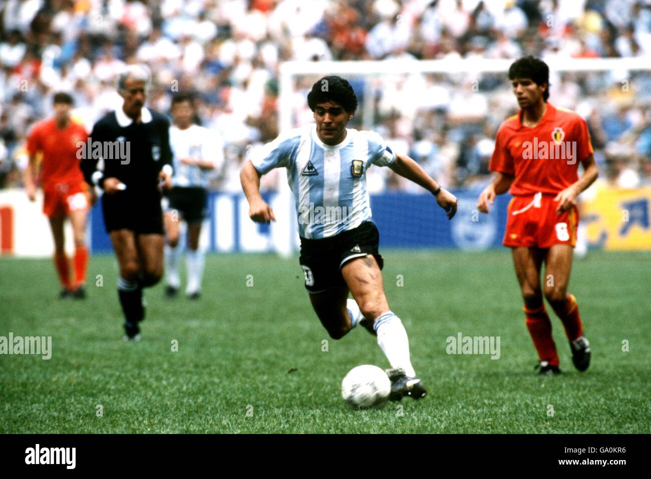 Fußball - Weltmeisterschaft Mexiko 86 - Halbfinale - Argentinien gegen Belgien. Argentiniens Diego Maradona durchbricht die belgische Verteidigung Stockfoto