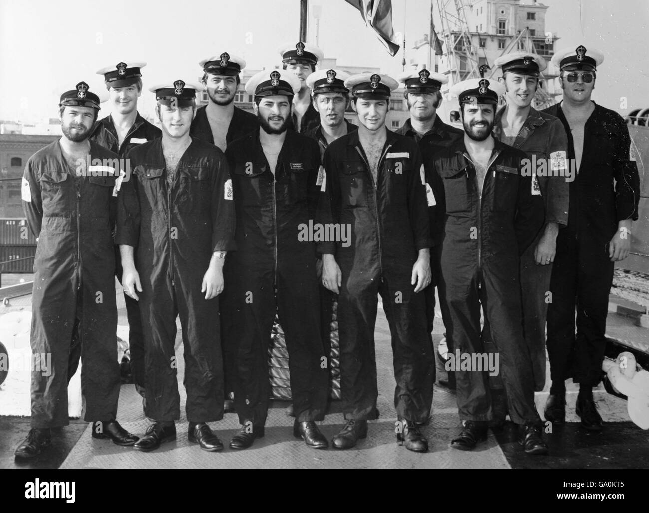 Sammeln Sie das Bild des ehemaligen Ingenieurs der Royal Navy Derek 'Smokey' Cole (erste Reihe 4 von links) an Bord der HMS Intrepid im Jahr 1981. Herr Cole diente an Bord des Sturmschiffs während des Falklandkrieges vor 25 Jahren. Stockfoto