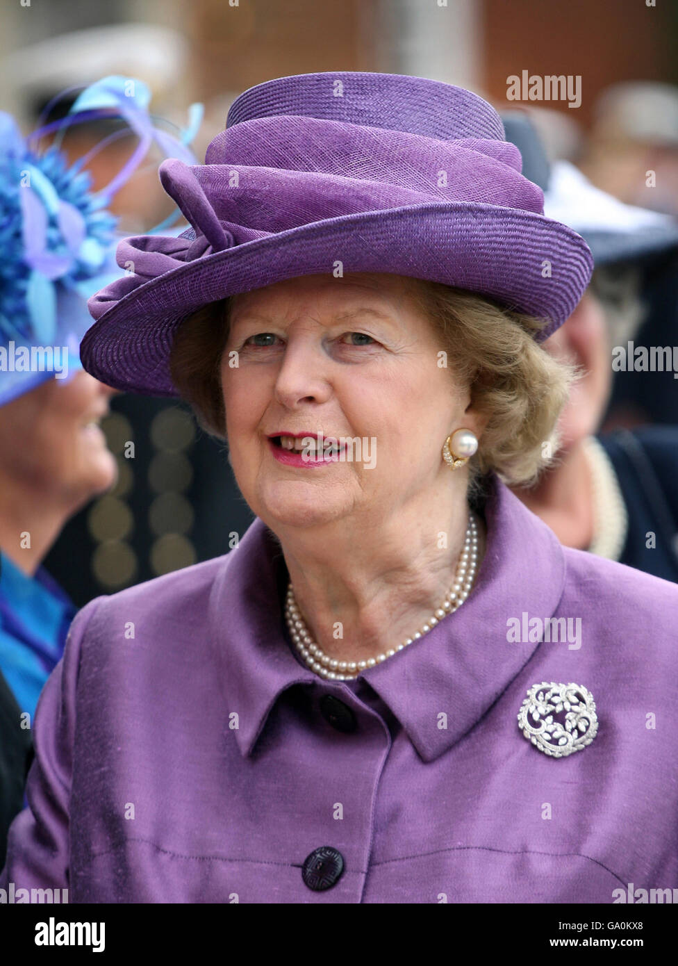 Baroness Margaret Thatcher kommt zu einem Gedenkgottesdienst zum Gedenken an den 25. Jahrestag des Falklands-Konflikts in der Falkland Islands Memorial Chapel in Pangbourne, Berkshire, Stockfoto