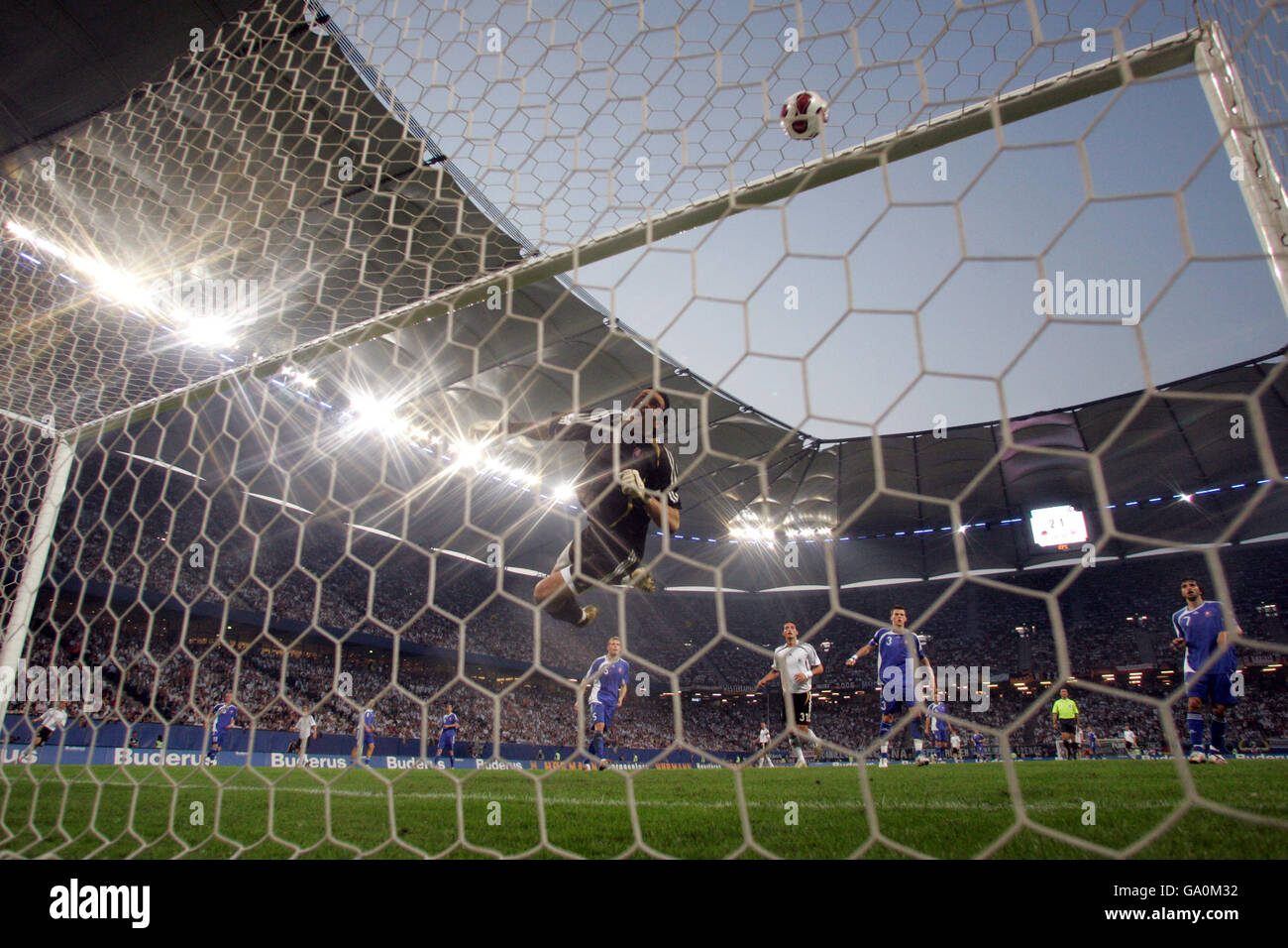 Der slowakische Torhüter Kamil Contofalsky spart sich beim Qualifikationsspiel der Gruppe D Euro 2008 zwischen Deutschland und der Slowakei in der AOL Arena am 6. Juni 2007 in Hamburg. Stockfoto