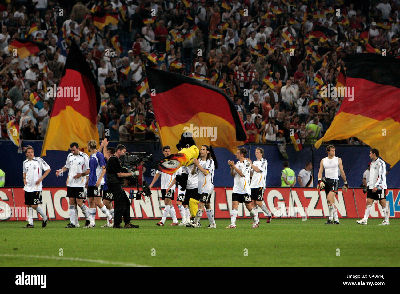 Deutsche Spieler feiern am Ende des Qualifikationsspiels der Gruppe D Euro 2008 zwischen Deutschland und der Slowakei in der AOL Arena am 6. Juni 2007 in Hamburg. Stockfoto