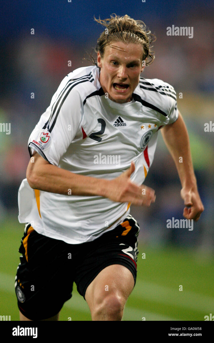 Marcell Jansen aus Deutschland beim Qualifikationsspiel der Gruppe D zur Euro 2008 zwischen Deutschland und der Slowakei in der AOL Arena am 6. Juni 2007 in Hamburg. Stockfoto