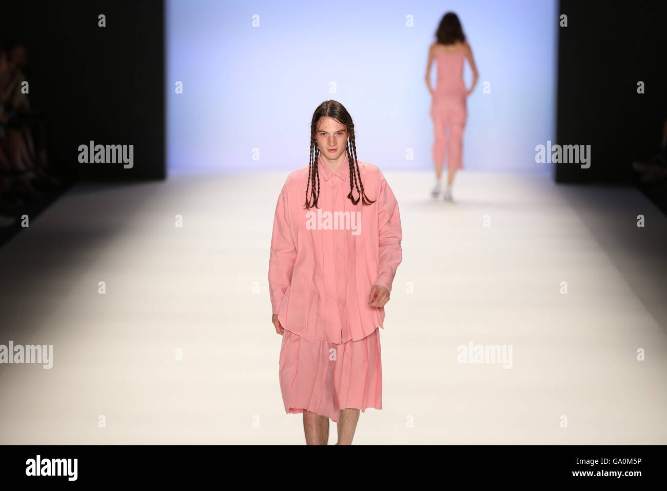 Berlin, Deutschland. 1. Juli 2016. Model trägt die Sammlung von Julian Zigerli während dem Laufsteg im Erika Hess Eisstadion in Berlin-Wedding. Zahlreiche Labels nehmen Teil an der deutschen Fashionweek für 2017 Frühjahr/Sommer-Saison. Bildnachweis: Simone Kuhlmey/Pacific Press/Alamy Live-Nachrichten Stockfoto