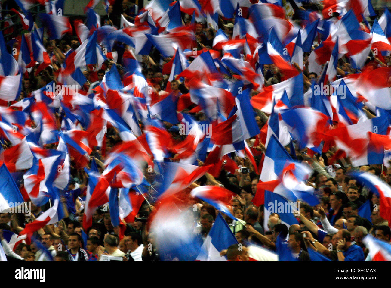 Fußball - UEFA-Europameisterschaft 2008 Qualifikation - Gruppe B - Frankreich - Ukraine - Stade de France. Frankreich-Fans winken vor dem Spiel mit ihren dreifarbigen Flaggen Stockfoto