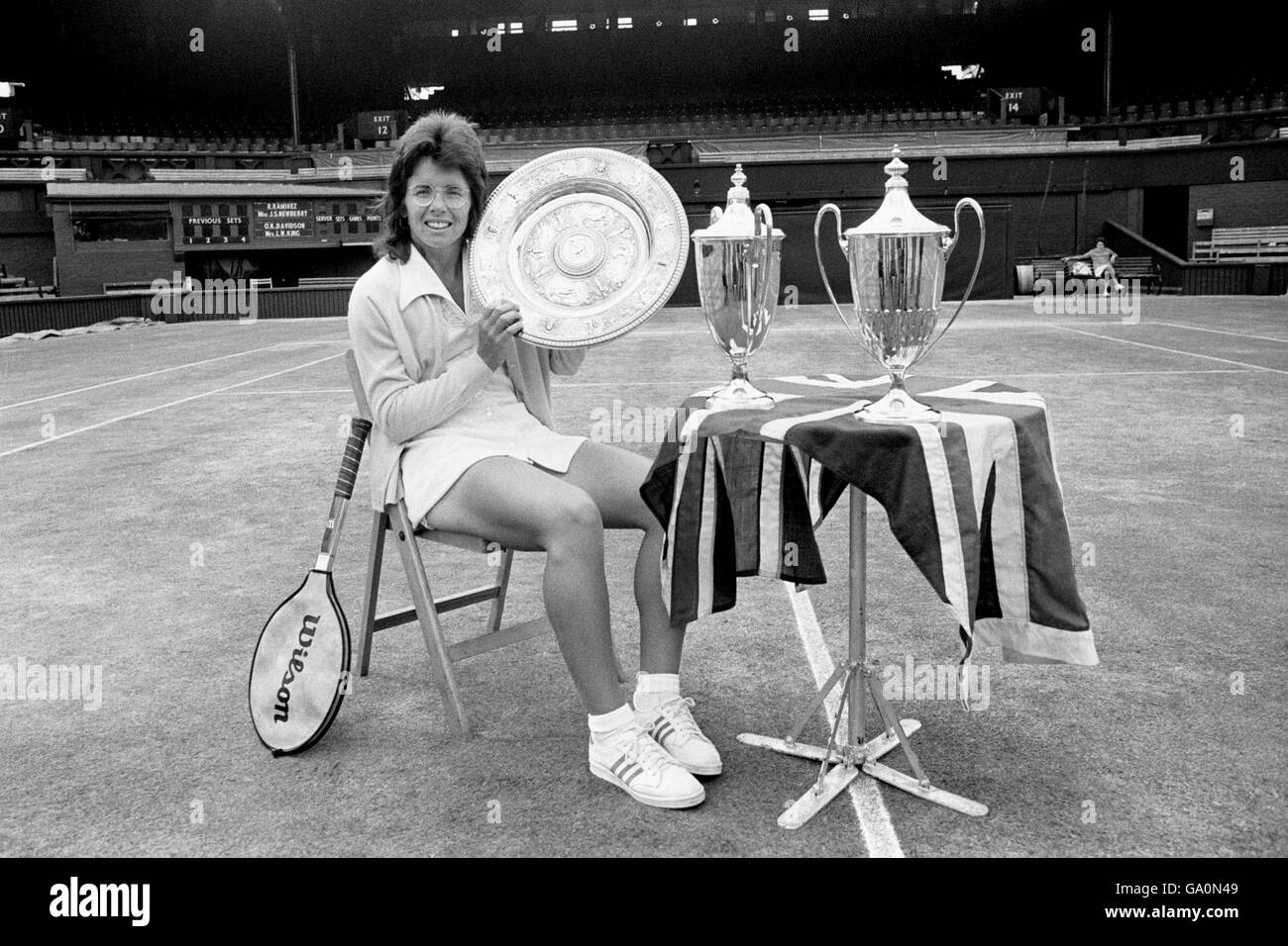 Billie Jean King aus den Vereinigten Staaten auf dem Center Court in Wimbledon mit den drei Trophäen, die sie bei den Meisterschaften gewonnen hat. King gewann die Einzel-Trophäe und die Damen- und Mixed-Doppel. Stockfoto