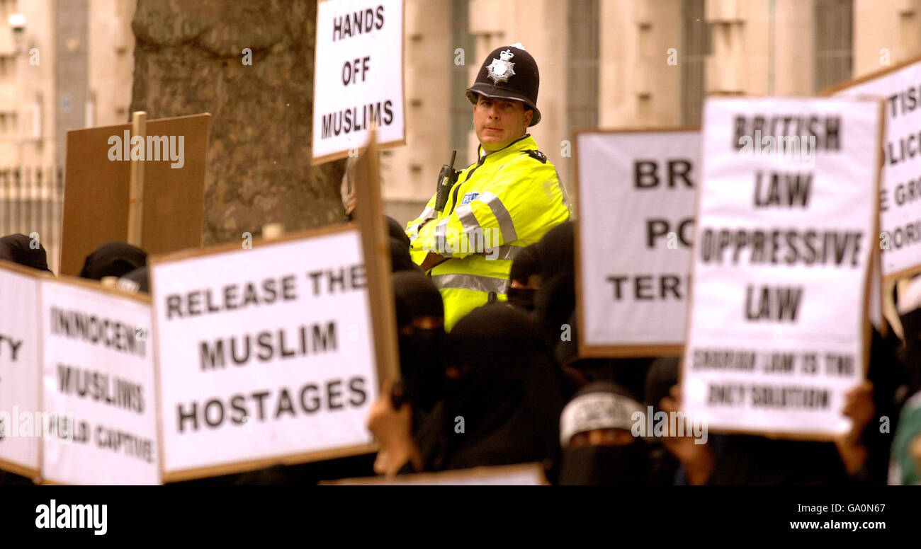 Eine große Gruppe von muslimen demonstrieren gegen die britische Regierung gegenüber dem Eingang zur Downing Street im Zentrum von London. Stockfoto