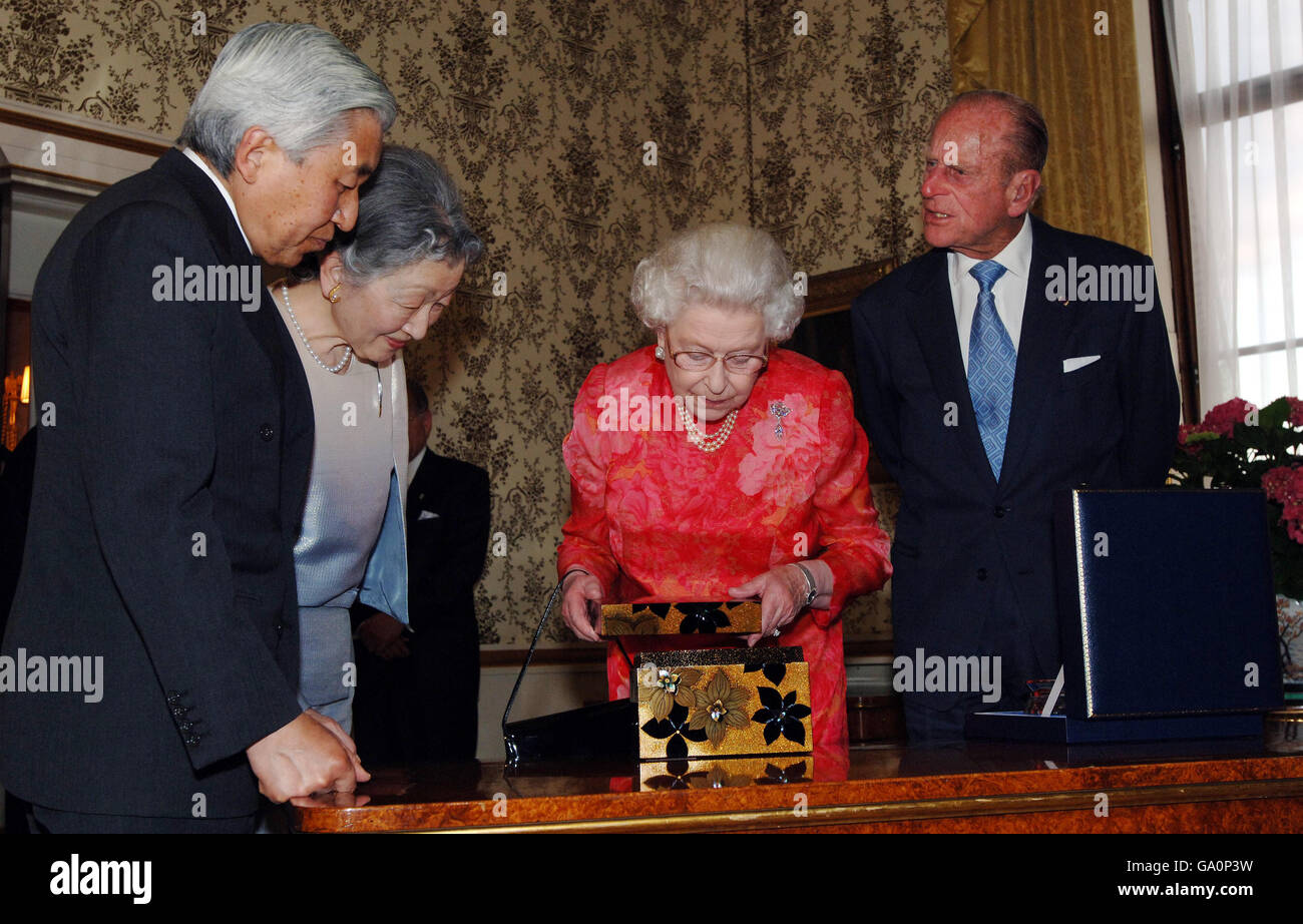 Die britische Königin Elizabeth II. Überreicht dem Kaiser und der Kaiserin von Japan eine silberumrandete Kristallschale, die der Königin und Prinz Philip im Carnarvon-Raum, Buckingham Palace, im Gegenzug eine Muschel- und Lackarbeiten-Schmuckdose überreicht. Stockfoto