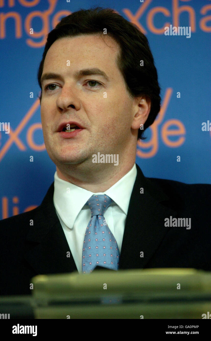 Der Schattenkanzler George Osborne hält eine Rede zum „aufkommenden Kampf um die Reform des öffentlichen Dienstes“ im Ideas Space, Policy Exchange, im Zentrum von London. Stockfoto
