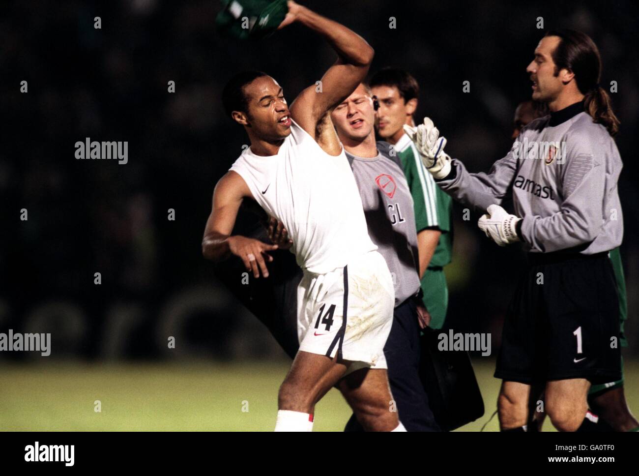 Arsenals David Seaman tötelt mit Thierry Henry, während er versucht Um Schiedsrichter Victor Manuel Melo Pereira an der zu bekommen Ende des Spiels Stockfoto