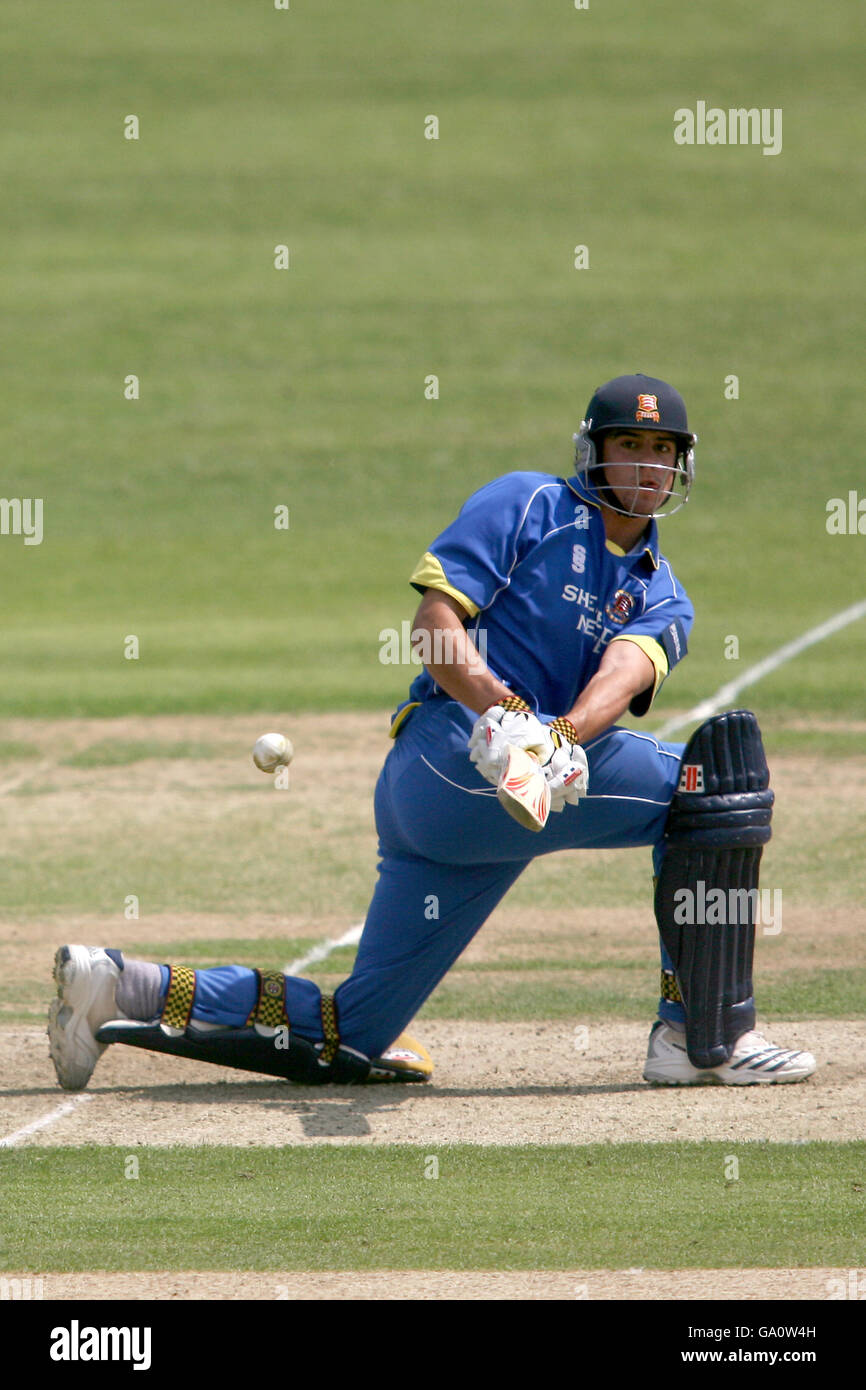 Cricket - Friends Provident Trophy South Group - Surrey Brown Caps gegen Essex Eagles - Whitgift School. Essex's Alastair Cook im Einsatz gegen Surrey Stockfoto