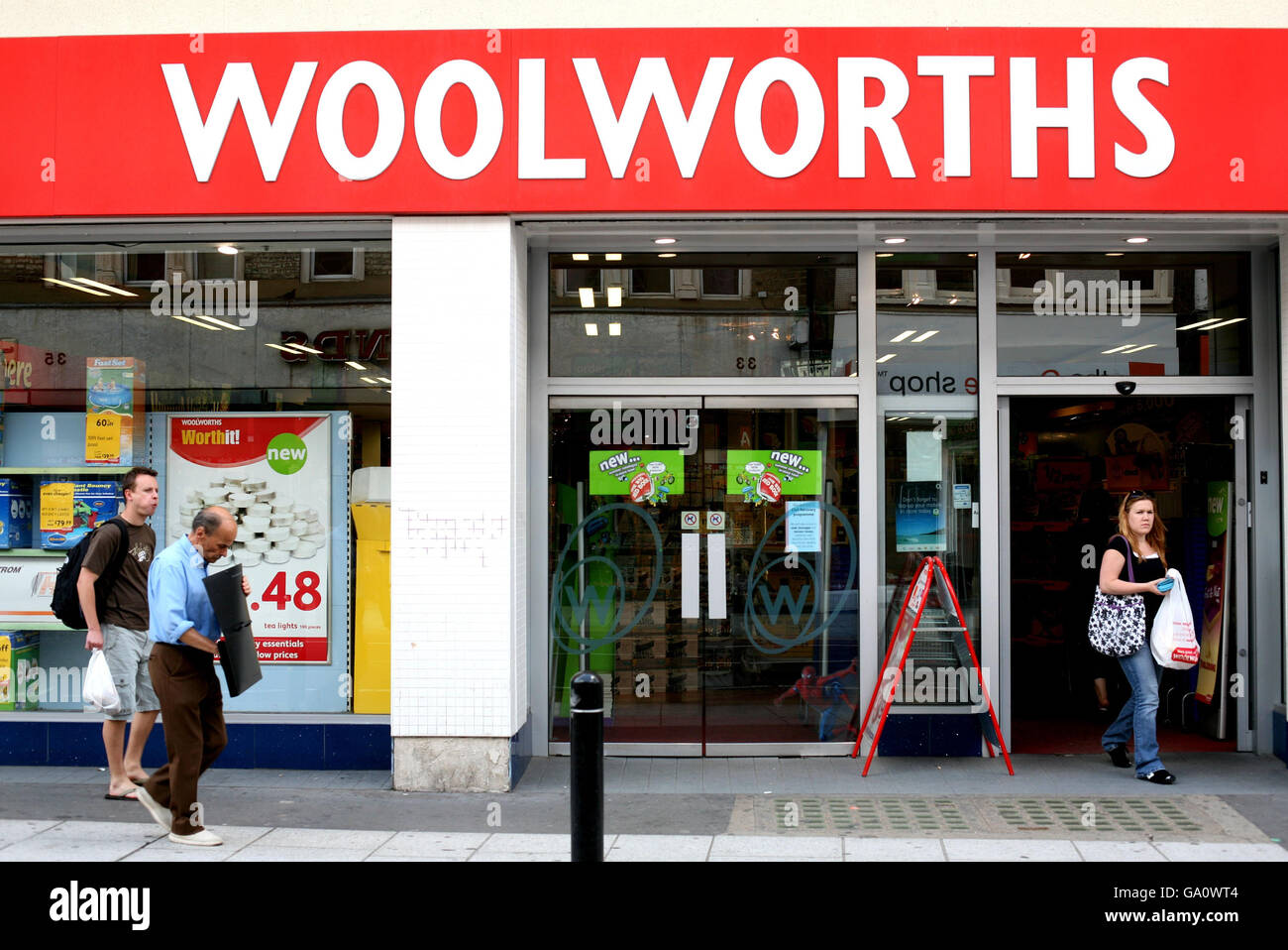 Woolworths-Lager. Eine allgemeine Ansicht eines Woolworths-Ladens in der Clapham High Street, im Süden Londons. Stockfoto