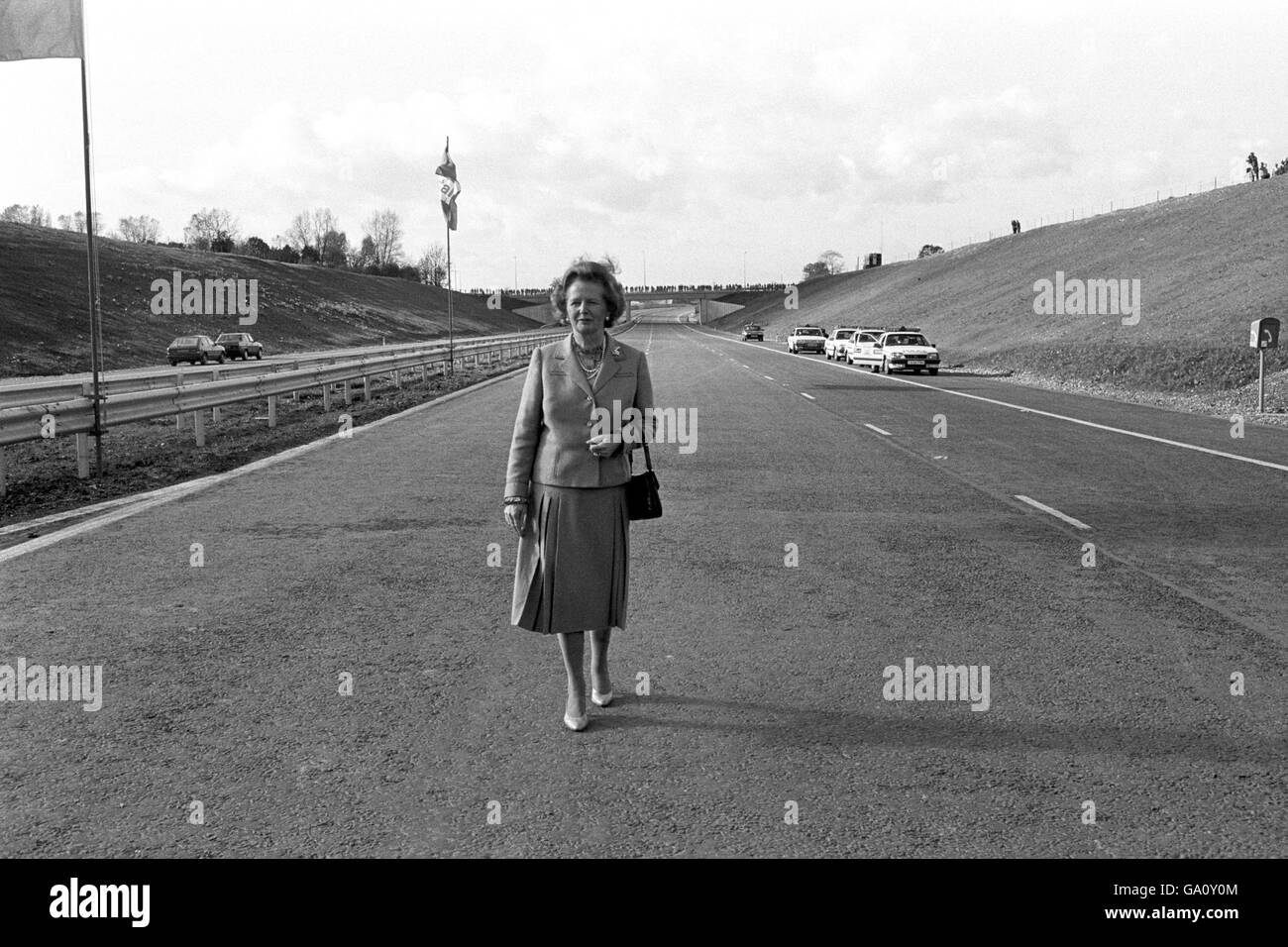 Die Premierministerin Margaret Thatcher steht an einem leeren Autobahnabschnitt - der "missing Link" der M25 -, die sie in Radlett, Hertfordshire, eröffnet hat. Stockfoto