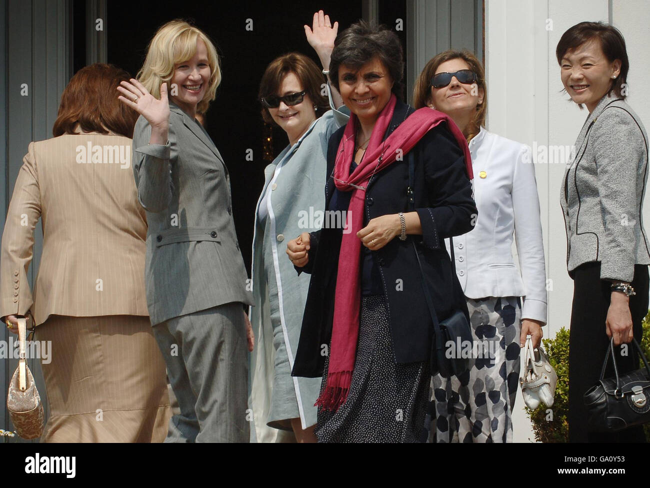 Am ersten Tag des G8-Gipfels in Heiligendamm besuchen die Partner der linken G8-Führer Ludmila Putina, Laureen Harper, Cherie Blair, Flavia Prodi, Margarida Uva und Alie Abe heute das Schlosshotel Burg Schlitz, ein altes deutsches Schloss Stockfoto