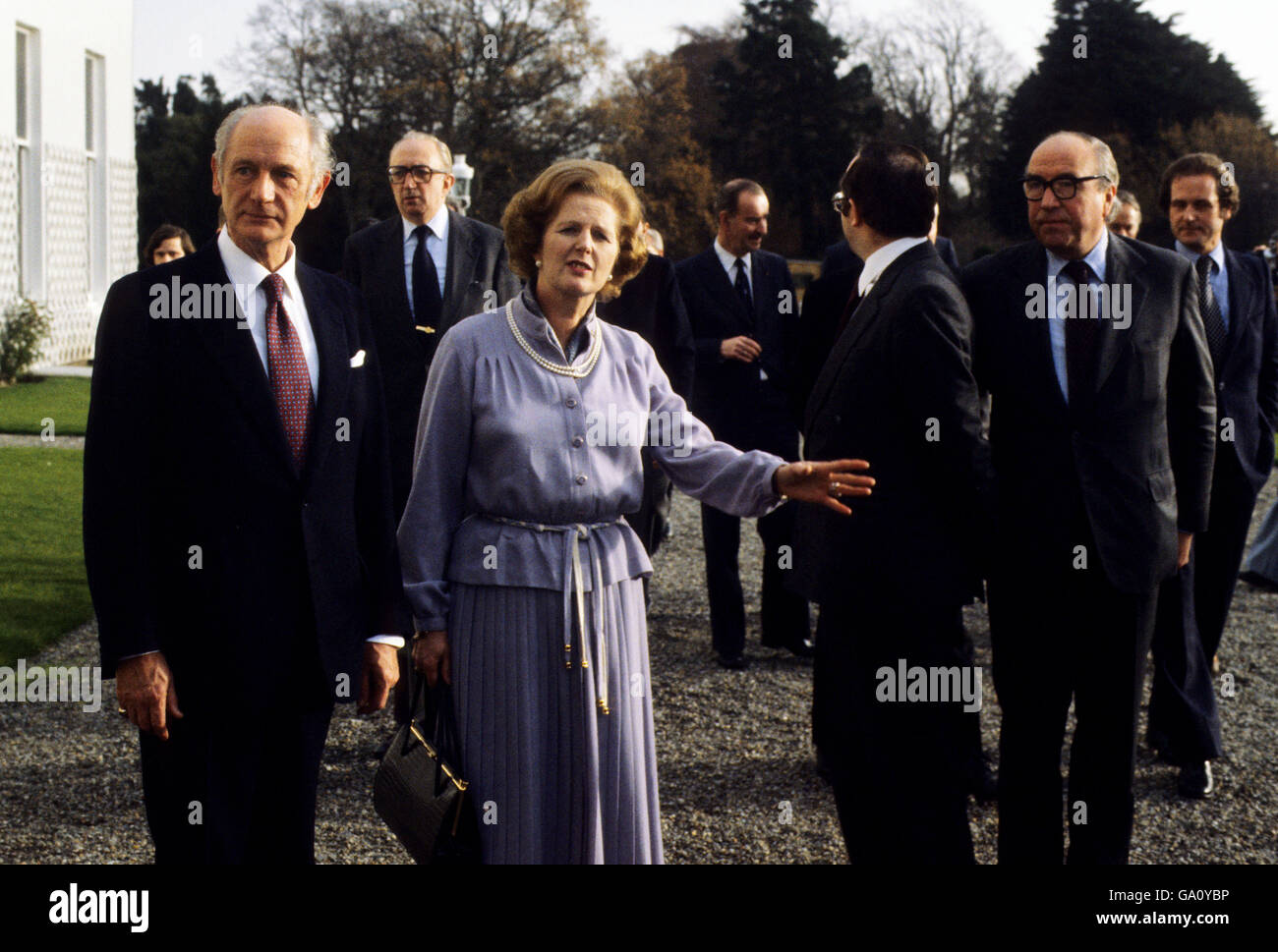 Der irische Premierminister Jack Lynch und die Premierministerin Margaret Thatcher kommen am ersten Tag des EWG-Gipfeltreffens zu einem Mittagessen im Pheonix Park, Dublin, an. Stockfoto