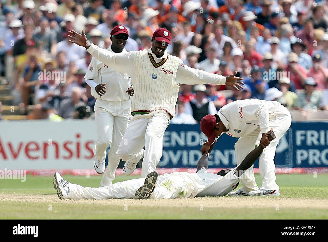West Indies Spieler hetzen, um Darren Sammy zu gratulieren, nachdem sie den englischen Michael Vaughan während des npower Third Test Matches in Old Trafford, Manchester, gefangen und für 40 hinausgefallen hatten. Stockfoto